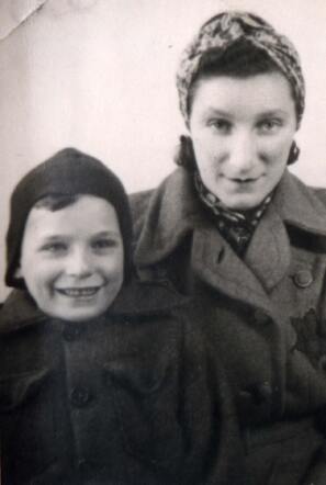Hartog Meents with his mother Frederika Meents-Prins