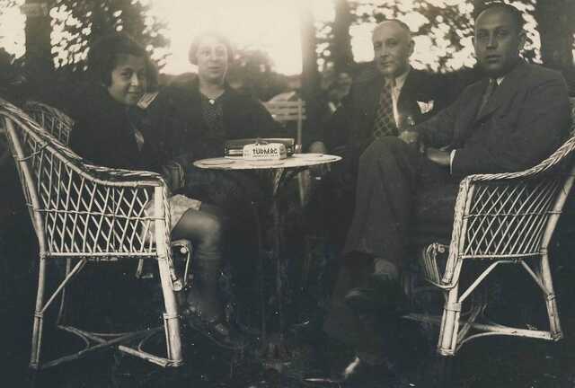 Helga Johanna Meijer met haar ouders Hans en Martha Rosa Meijer-Hanau en haar oom (en)