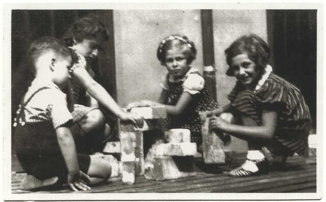 Johanna Margarethe (Hanny) Meijer (2e van links)