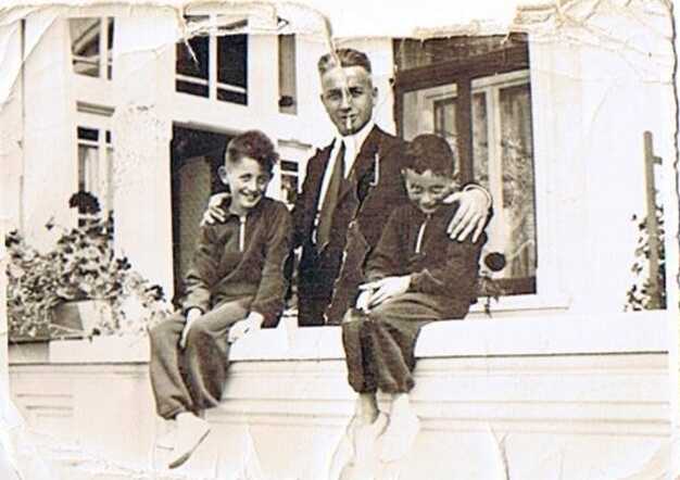 Meijer Leefsma with his children