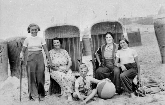 The Melkman family on the beach in 1934