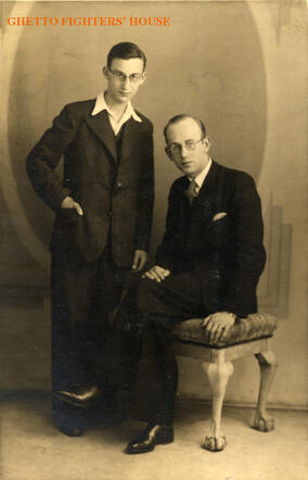 Mendel Heller (rechts) met zijn broer, 1934