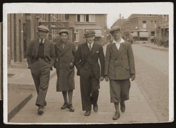 Michel Meijer (2e van rechts), jaren '30