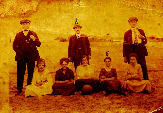 Michel Vleeschhouwer en Anna Maria Schaap op het strand