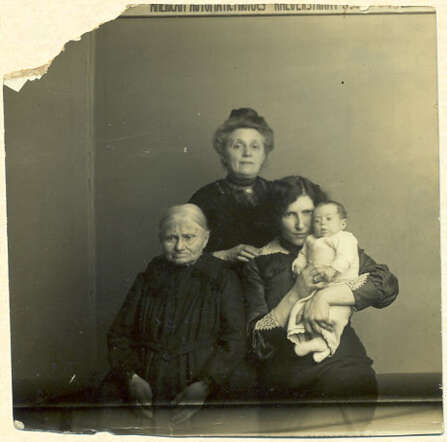 Mietje Beem-Hamburg met haar dochter Hetty, haar schoonmoeder en diens moeder, 1914