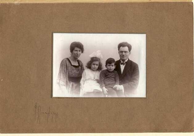 Mietje Beem-Hamburg met haar echtgenoot, dochter Hetty en zoon Benno, ca. 1921