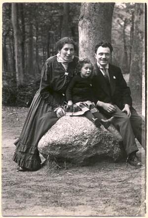 Mietje Beem-Hamburg met haar echtgenoot en hun dochter Hetty, 1920