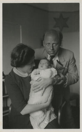 Anita Eva Kathrin Milch met haar ouders Maurice Robert en Elisabeth Luise Milch-Rothschild
