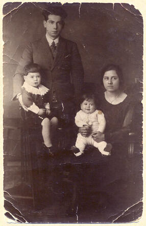 Moise en Dina Beem-van Allemans met hun twee oudste zoons, 1925