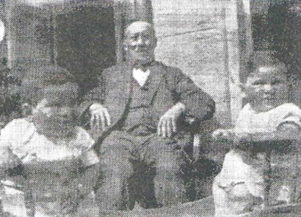 Moritz van Dam met zijn kleinzonen, 1925