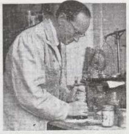 Moses Cohen bezig met het mengen van verf (Foto Garf)