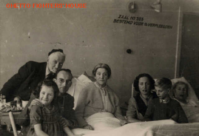 Moshe Heller temidden van zijn ouders en overige familie