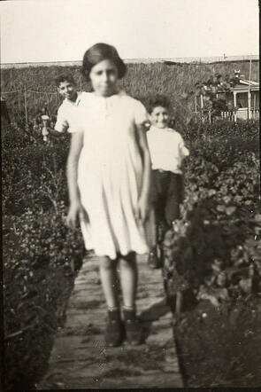 Mozes (in the back, on the right) and Rebekka Waas