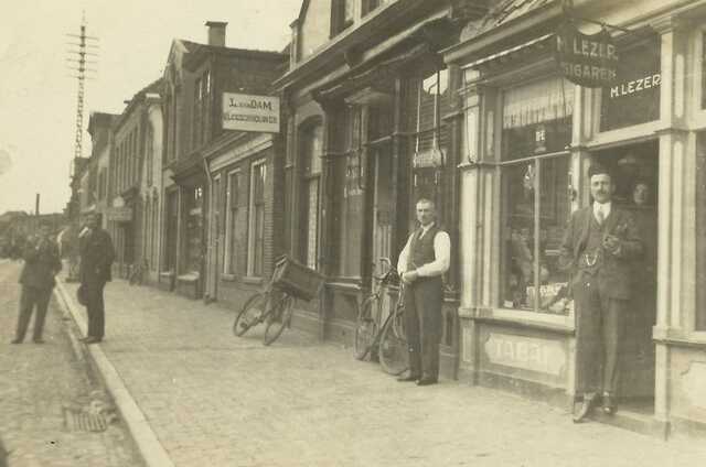 Mozes Lezer voor zijn tabakzaak aan de Roldestraat 23 in Assen