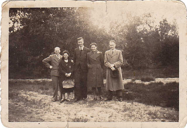 Nelis en Sara met vrienden en/of familie.