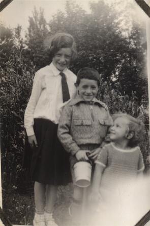 Anna, Bernard en Renee Nabarro
