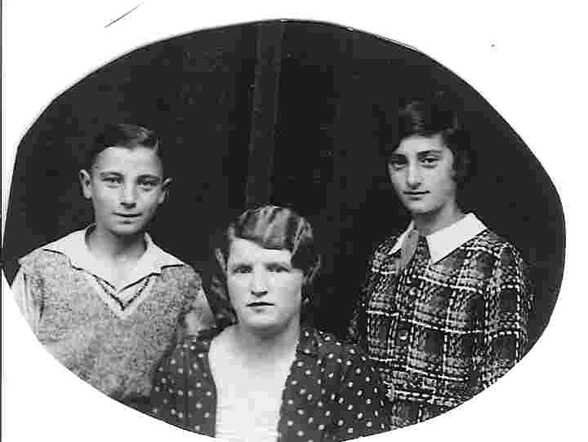 Naatje Citroen-Degen and her two children