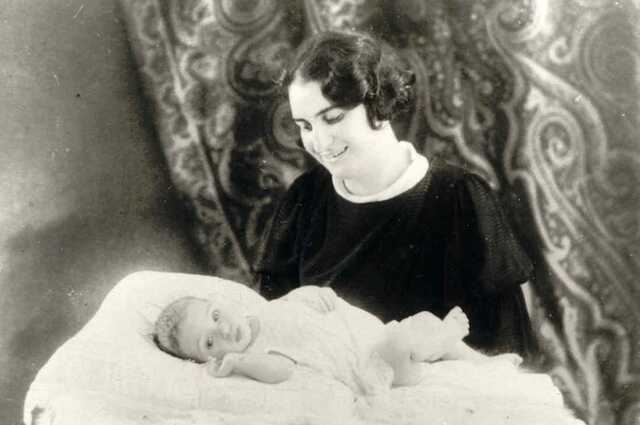 Rosa Netta Mol- Cohen with her daughter Elise (Liesje) in 1937