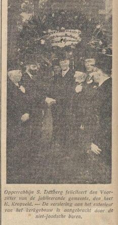 Nieuw Israëlietisch Weekblad  14 juli 1933, pag. 12. Opperrabbijn S. Dasberg feliciteert Heiman (Chaim) Kropveld.