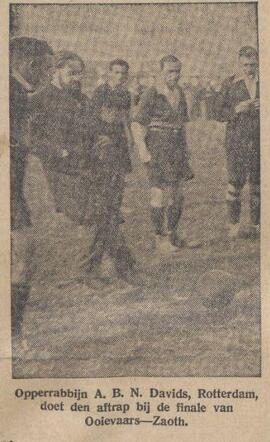 Nieuw Israëlietisch Weekblad 29 mei 1931, pag. 9. Aftrap opperrabbijn Davids voetbalfinale Rotterdam.