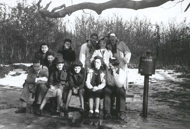 Joodse wandelclub uit Haarlem in het Brouwerskolkpark in Overveen in de winter 1941/1942