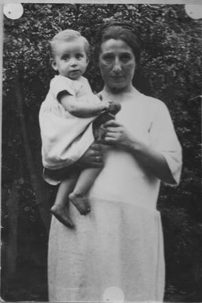 Flora Nussbaum-Pekel met haar jongste kind.