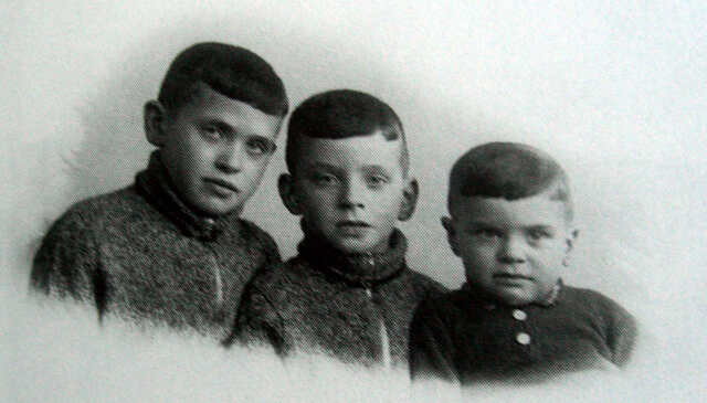 Israël Berty (Iwan) (middle) and Maurits Henk (Maunie) (right) with their brother Jonas (Jonny) (left) van Oosten, in 1935