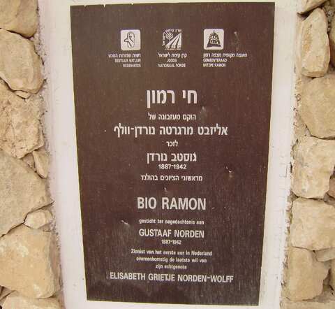 Plaquette bij de ingang van Bio Ramon