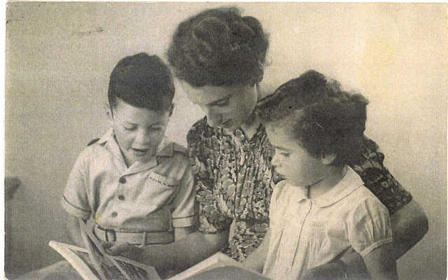 Edith en Peter Paradies with their mother Evaline Sophia Paradies-Katan