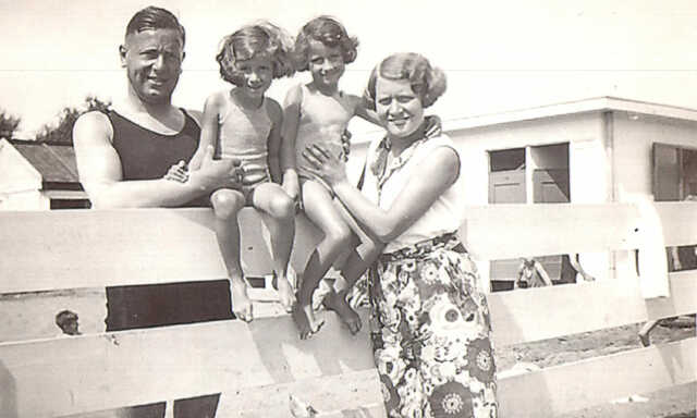 Anna (Ankie) en Rosa (Rootje) Parser, met hun ouders George en Esther Parser-Menist