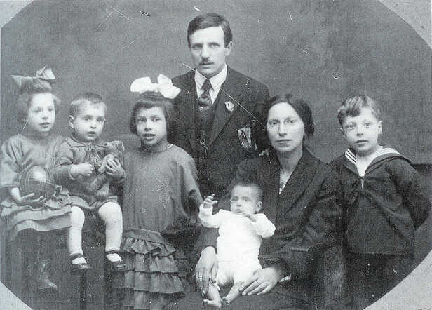 Peres (Piet) en Hanna de Vries-Posner met hun kinderen