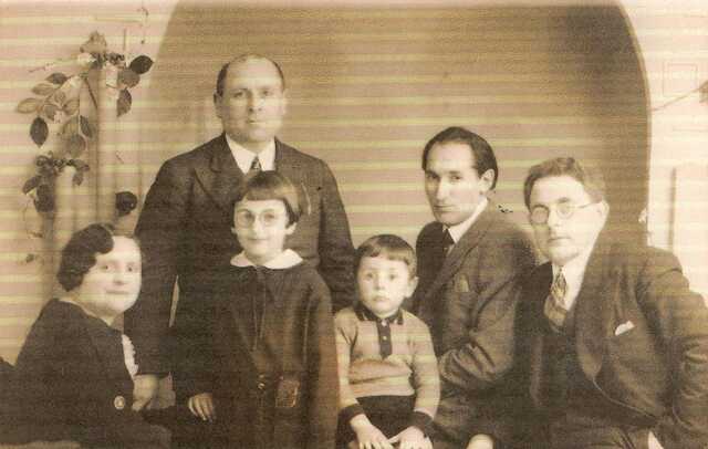 v.l.n.r. Perel, Abraham Ide, nichtje Lyia, Joseph Saul, acteur Jacob Weislitz en Philip Landau