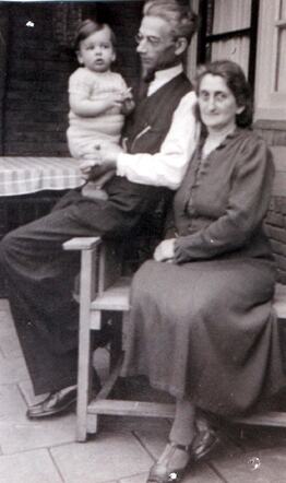 Philip en Marianne van Praag met kleinkind (foto Yad Vashem)