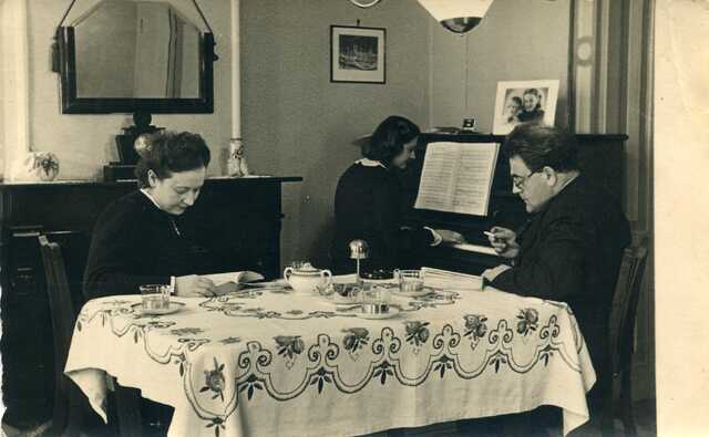 vader Pinchas, moeder Sara en dochter Lyia Landau aan de piano