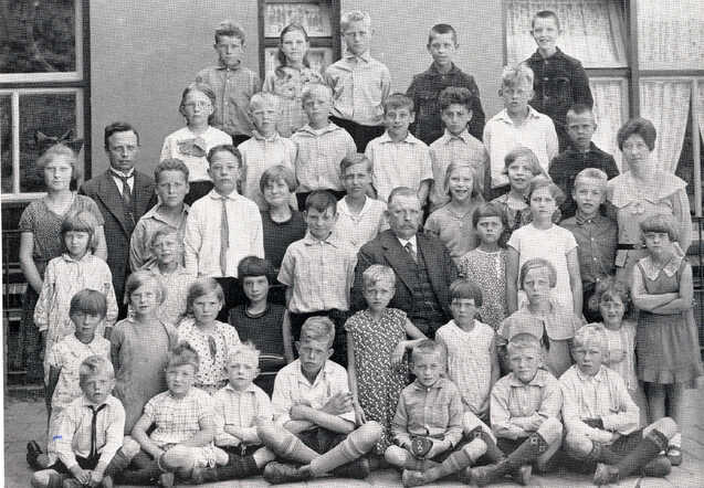 Schoolfoto Openbare Lagere School van Scheemda omstreeks 1932