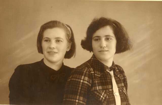 Pietje de Vos-Brug (links) en Amalia Eva (Lia) Roos
