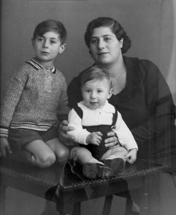 Jacques (links) and Goedman Piller with their mother Fijtje Piller-Jacobs
