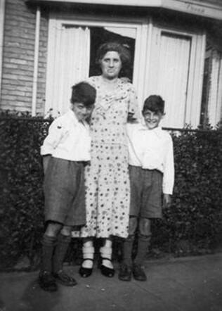 Maurice (Ries), on the right, with his mother Betje Platvoet-Polak and his brother Hartog (Harry)
