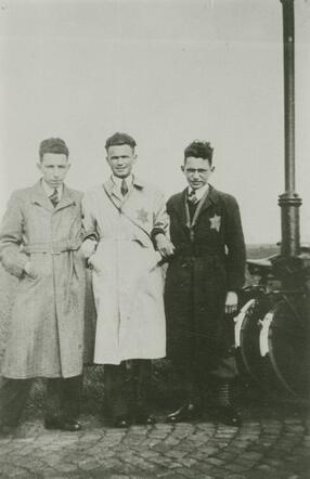 Jozeph Polak (right) with on the left his older brother Nico Ies Polak and in the middle their friend Nico Zuidema, in 1942