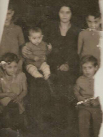 Lena Polak (left, bottom), Emanuel Polak (on his mothers lap) and Zacharias (Johnny) Polak (right, bottom), with their elder brothers and their mother Rachel Polak-Blik