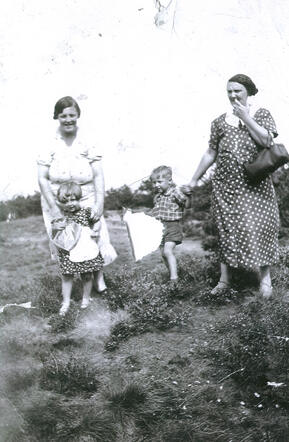 Alexander (Alex) Poons (right) with his mother Lea Poons-Gerritse and his older sister with her daughter