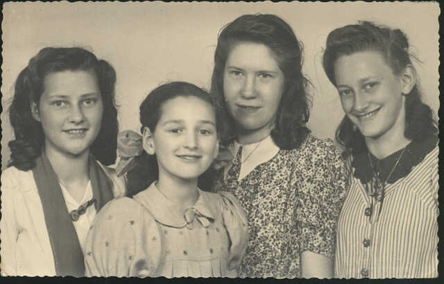 Ro van der Poorten (2nd from the left) with 3 other girls, 1943