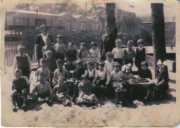 Jacob (Japie) van Praag (middle row, 2nd from the left, sitting)