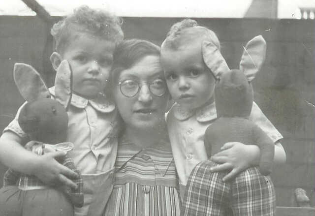 Jozef Abraham (Joke) and Isidore Philip (Ite) Presser with their mother Elisabeth Presser-Vieijra