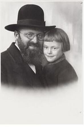 Rabbijn Meyer de Hond met één van zijn dochters, 1928