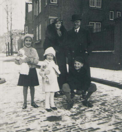 Ellen Sophie (left) and Marguerite (Margrit) Raiss with their parents Edgar and Anna Ada Raiss-Rau and a neighbour