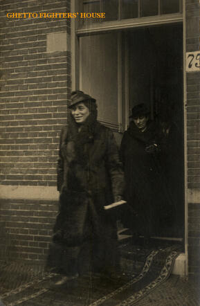 Rebecca Koekoek-Opdenberg bij het huwelijk van haar zoon Barend, 21 december 1936