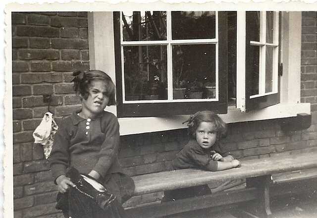Aaltje en Esther Ekstein