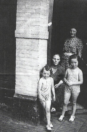 Sara (left) and  Sophia Reiss with their mother Rachel Reiss-Beem and their grandmother Vrouwtje Reiss-Duijts.