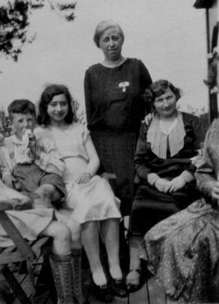 Bertha van de Rhoer-van Geens (midden) en Rebekka van de Rhoer-van Gelder